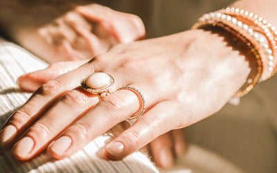 CUIDA TUS JOYAS EN VACACIONES: CONSEJOS ESENCIALES PARA MANTENER SU BRILLO Y BELLEZA.