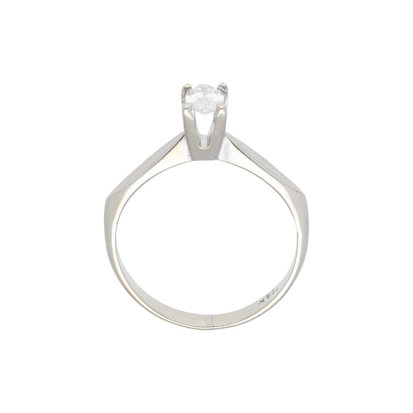 Anillo solitario con diamante en oro blanco 10 kilates.