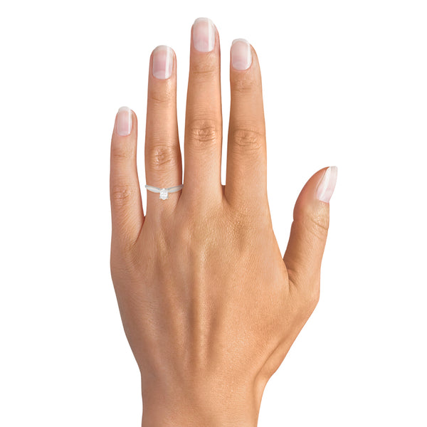 Anillo solitario con diamante en oro blanco 10 kilates.