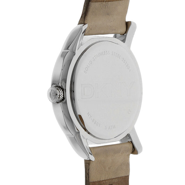 Reloj DKNY para dama en acero inoxidable correa piel.