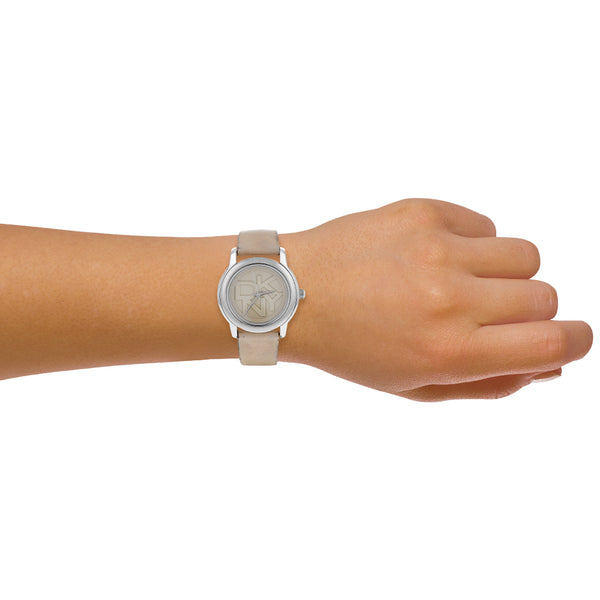 Reloj DKNY para dama en acero inoxidable correa piel.