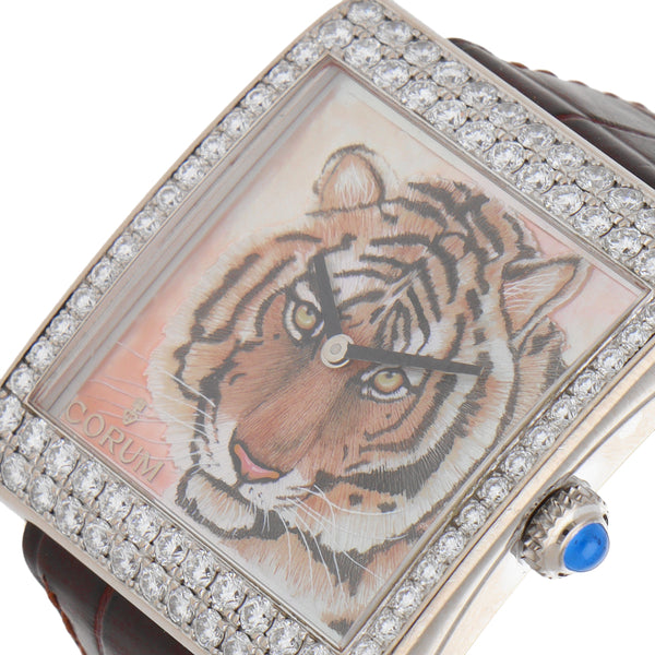 Reloj Corum para caballero/unisex modelo Buckingham Tigre caja en oro blanco 18 kilates.