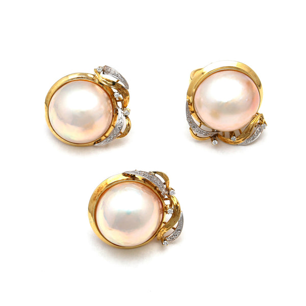 Juego de anillo y aretes estilizados con diamantes y medias perlas en oro amarillo 14 kilates.