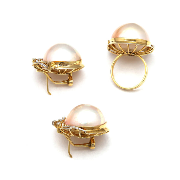 Juego de anillo y aretes estilizados con diamantes y medias perlas en oro amarillo 14 kilates.