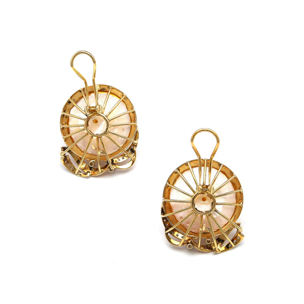 Juego de anillo y aretes estilizados con diamantes y medias perlas en oro amarillo 14 kilates.