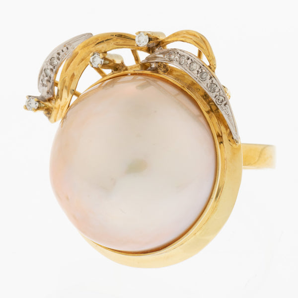 Juego de anillo y aretes estilizados con diamantes y medias perlas en oro amarillo 14 kilates.