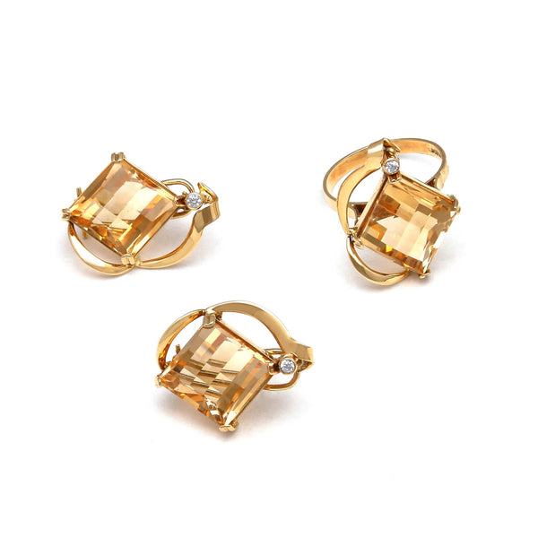 Juego de anillo y aretes estilizados con topacios y circonias en oro amarillo 14 kilates.
