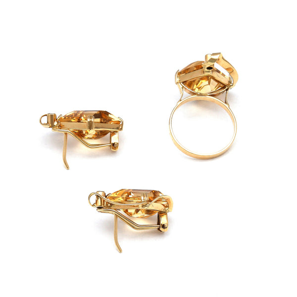 Juego de anillo y aretes estilizados con topacios y circonias en oro amarillo 14 kilates.