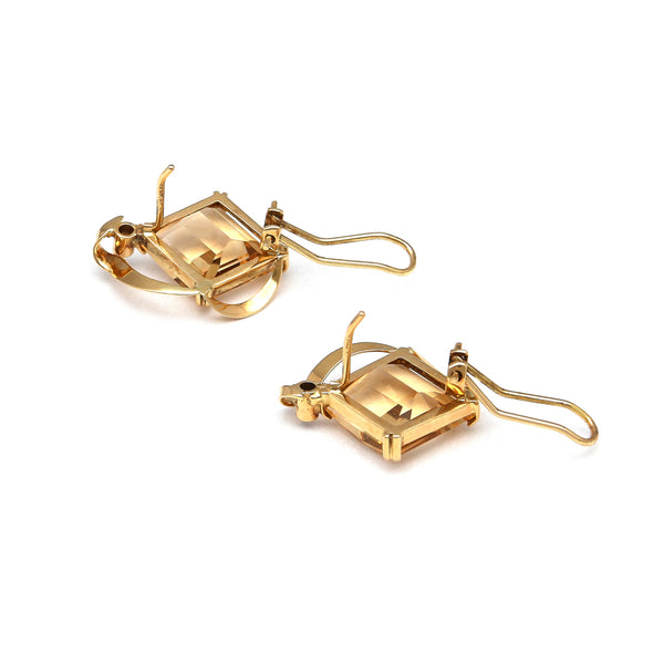 Juego de anillo y aretes estilizados con topacios y circonias en oro amarillo 14 kilates.