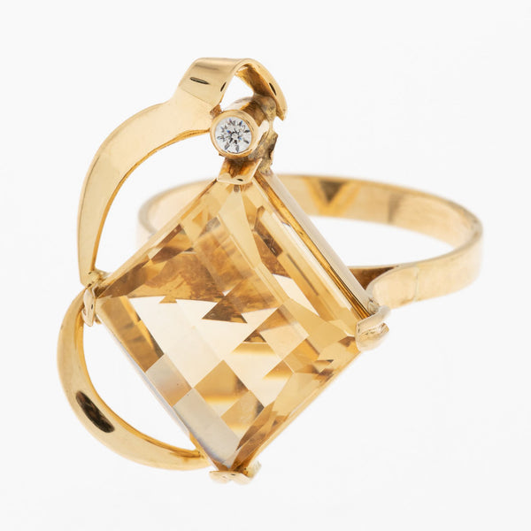 Juego de anillo y aretes estilizados con topacios y circonias en oro amarillo 14 kilates.