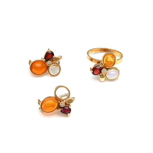 Juego de anillo y aretes diseño especial con diamantes, ópalos y granates en oro amarillo 14 kilates.
