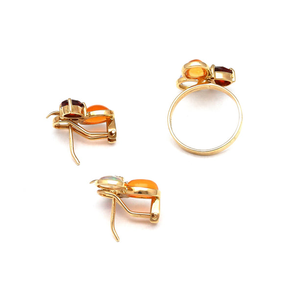 Juego de anillo y aretes diseño especial con diamantes, ópalos y granates en oro amarillo 14 kilates.