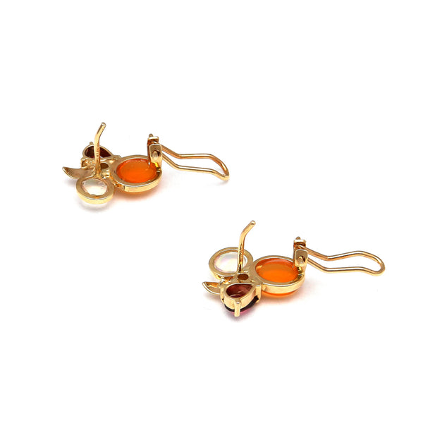 Juego de anillo y aretes diseño especial con diamantes, ópalos y granates en oro amarillo 14 kilates.