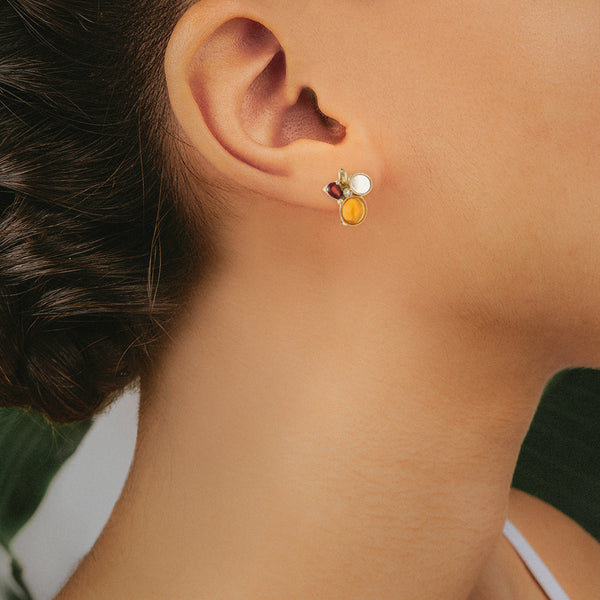 Juego de anillo y aretes diseño especial con diamantes, ópalos y granates en oro amarillo 14 kilates.