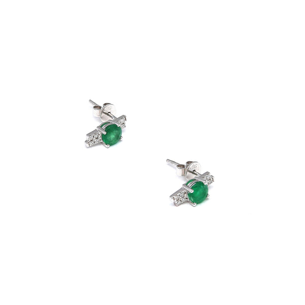 Broqueles estilizados con diamantes y esmeraldas en oro blanco 14 kilates.