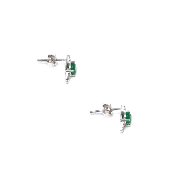 Broqueles estilizados con diamantes y esmeraldas en oro blanco 14 kilates.