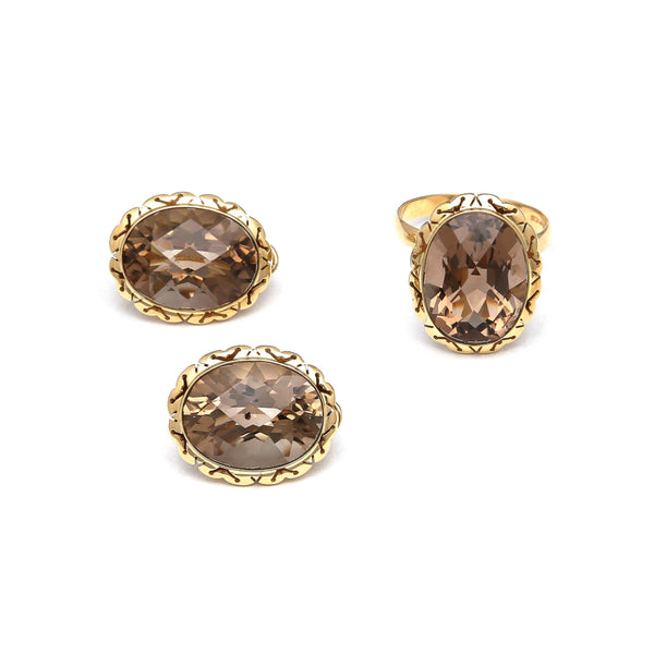 Juego de anillo y aretes calados con topacios ahumados en oro amarillo 14 kilates.