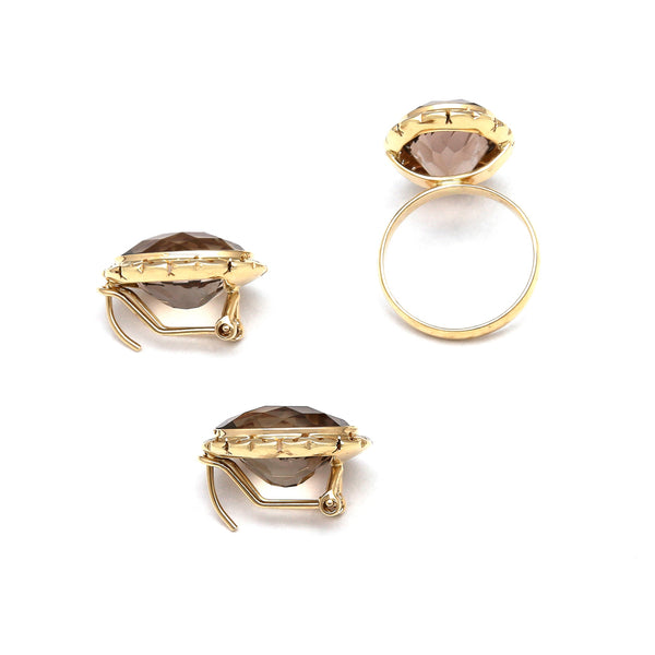 Juego de anillo y aretes calados con topacios ahumados en oro amarillo 14 kilates.