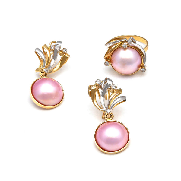 Juego de anillo y aretes diseño especial con circonias y medias perlas rosas en oro amarillo 14 kilates.