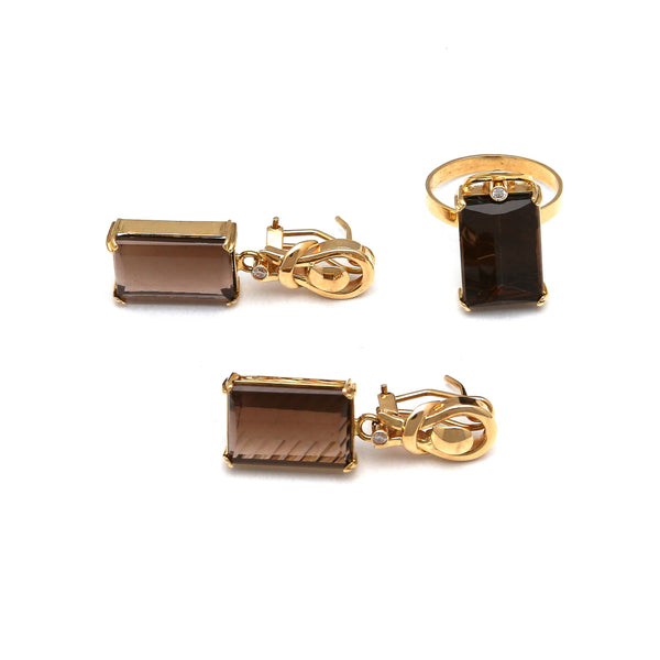 Juego de anillo y aretes diseño especial con topacios ahumados y circonias en oro amarillo 14 kilates.