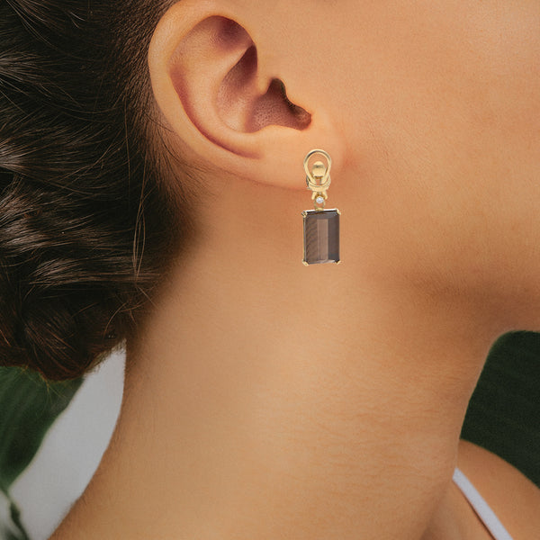 Juego de anillo y aretes diseño especial con topacios ahumados y circonias en oro amarillo 14 kilates.