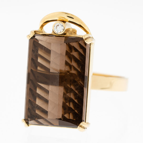 Juego de anillo y aretes diseño especial con topacios ahumados y circonias en oro amarillo 14 kilates.