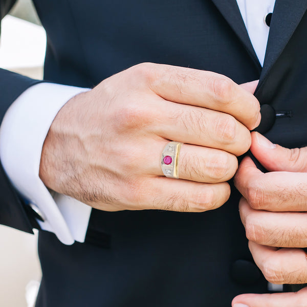 Anillo diseño especial con diamantes y rubí en oro dos tonos 18 kilates.