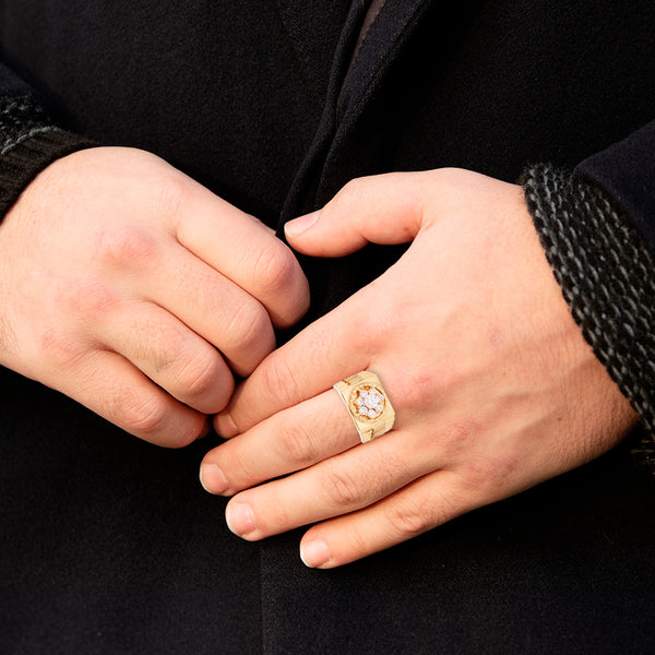 Anillo estilizado con diamantes en oro amarillo 18 kilates.