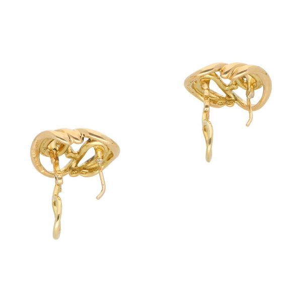 Aretes calados firma Tane en oro amarillo 18 kilates.