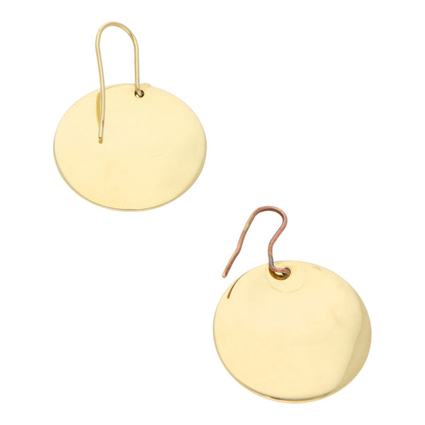 Aretes lisos firma Tiffany & Co. en oro amarillo 18 kilates.