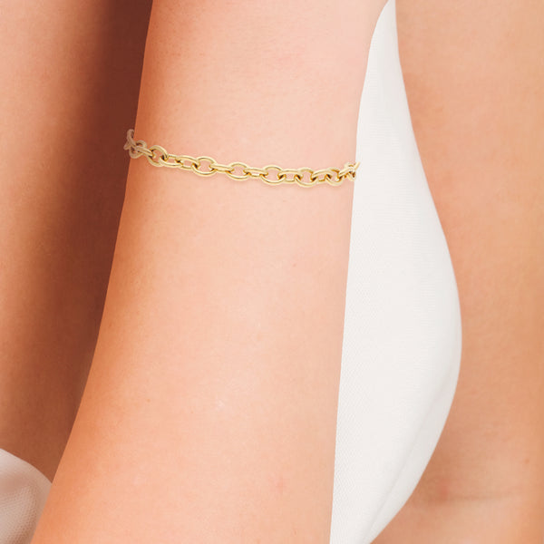 Pulsera eslabón cruzado con dije motivo corazón firma Tiffany & Co. en oro amarillo 18 kilates.