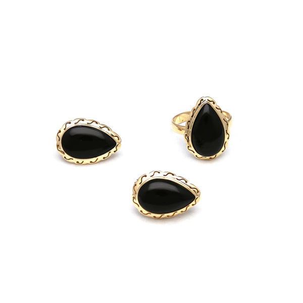 Juego de anillo y aretes calados con ónix en oro amarillo 14 kilates.