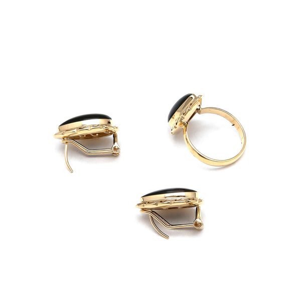 Juego de anillo y aretes calados con ónix en oro amarillo 14 kilates.
