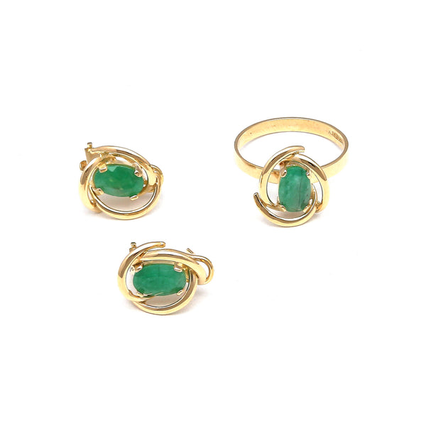 Juego de anillo y aretes calados con esmeraldas en oro amarillo 14 kilates.