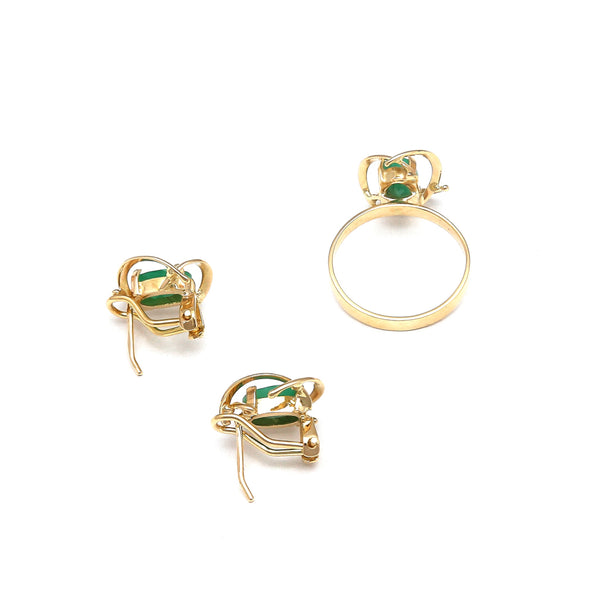 Juego de anillo y aretes calados con esmeraldas en oro amarillo 14 kilates.