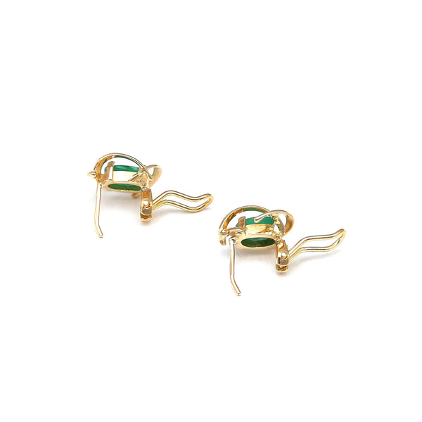 Juego de anillo y aretes calados con esmeraldas en oro amarillo 14 kilates.