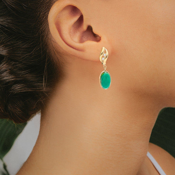 Aretes estilizados con cuarzos verdes y circonias en oro amarillo 14 kilates.