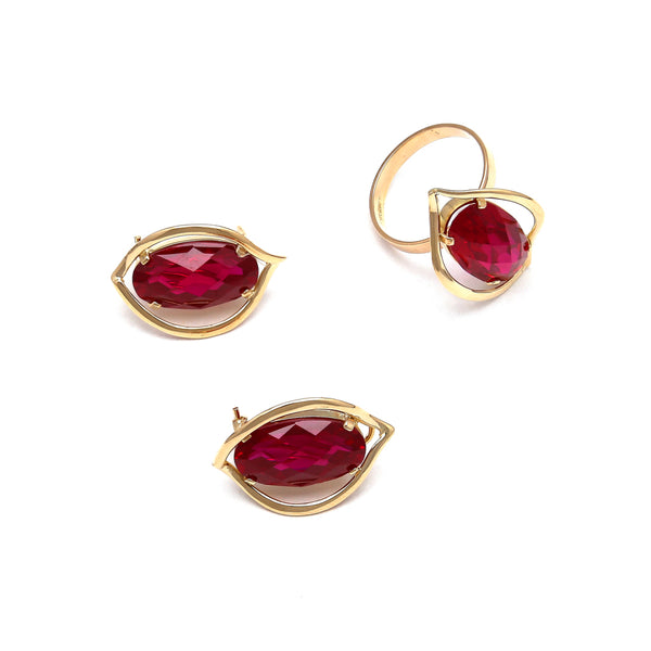 Juego de anillo y aretes calados con rubíes en oro amarillo 14 kilates.