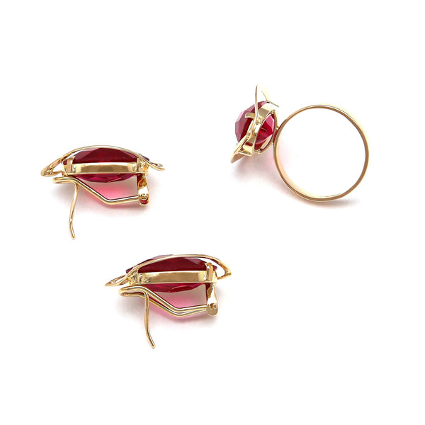 Juego de anillo y aretes calados con rubíes en oro amarillo 14 kilates.