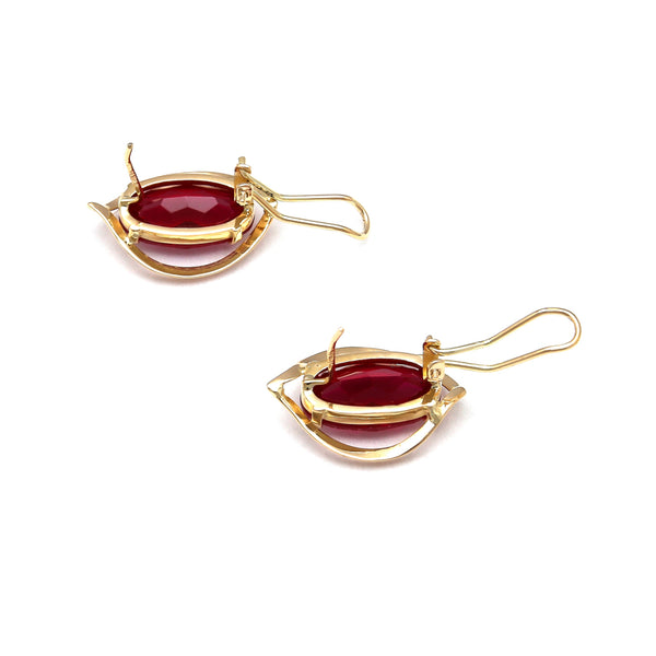 Juego de anillo y aretes calados con rubíes en oro amarillo 14 kilates.