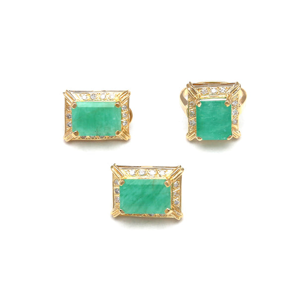 Juego de anillo y aretes diseño especial con diamantes y esmeraldas en oro amarillo 14 kilates.