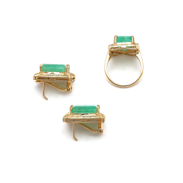 Juego de anillo y aretes diseño especial con diamantes y esmeraldas en oro amarillo 14 kilates.
