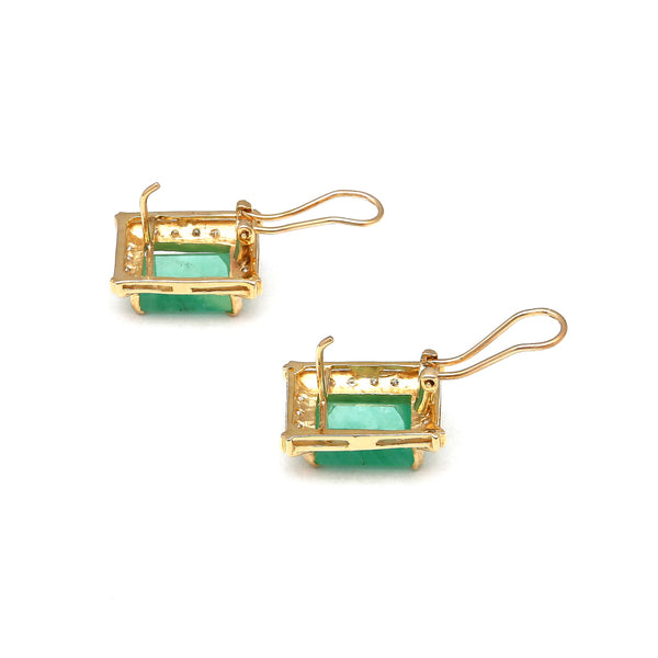 Juego de anillo y aretes diseño especial con diamantes y esmeraldas en oro amarillo 14 kilates.