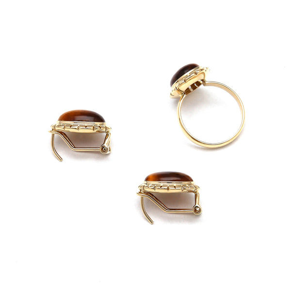 Juego de anillo y aretes calados con ojo de tigre en oro amarillo 14 kilates.