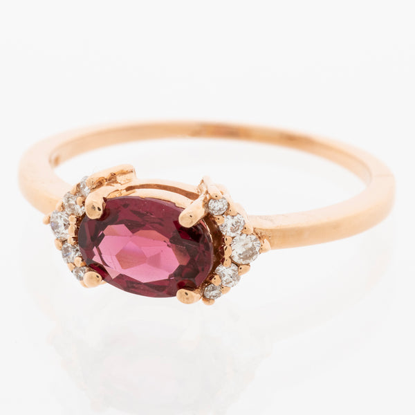 Juego de gargantilla eslabón cruzado con colgante y anillo diseño especial con diamantes y granates en oro rosa 14 kilates.