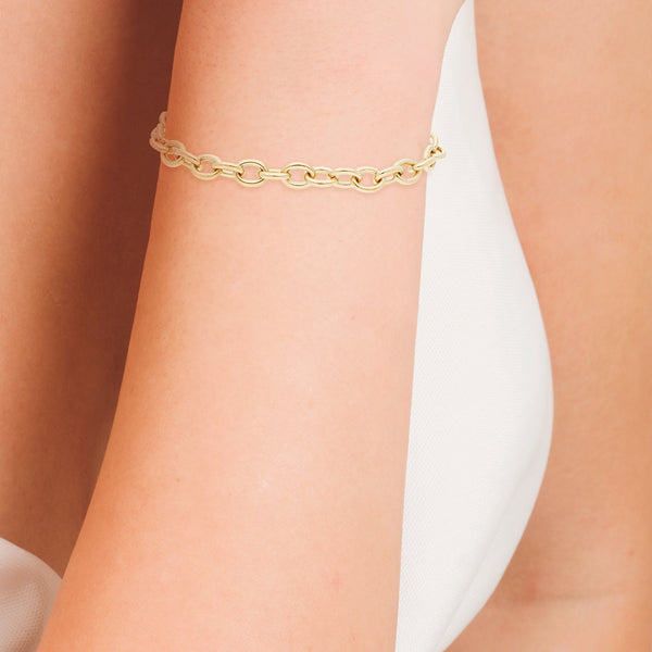 Pulsera eslabón combinado con dije motivo corazón firma Tiffany & Co. en oro amarillo 18 kilates.