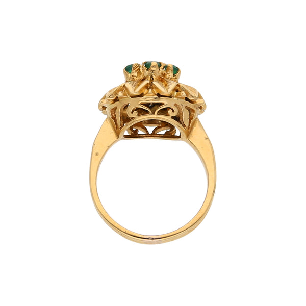 Anillo estilizado con diamantes y esmeraldas en oro amarillo 18 kilates.