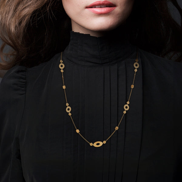 Gargantilla eslabón combinado con aplicaciones firma Bvlgari en oro amarillo 18 kilates.