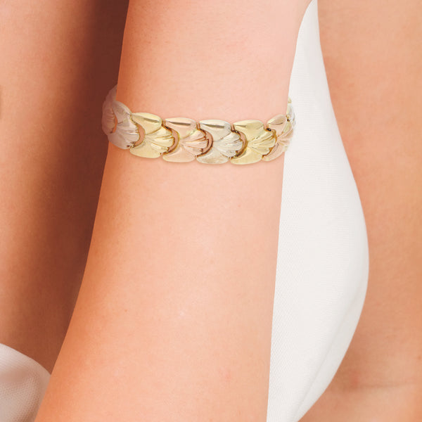 Pulsera eslabón articulado hueco en oro tres tonos 18 kilates.