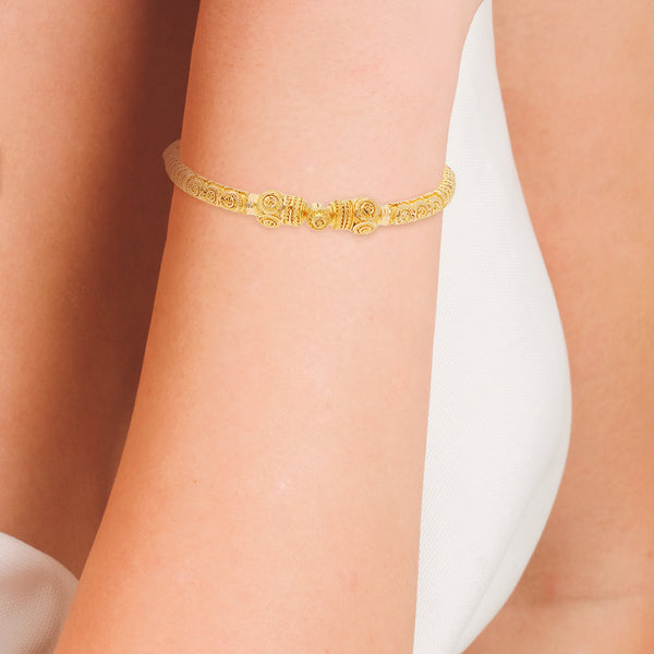 Pulsera de arillo estilizada en oro amarillo 21 kilates.